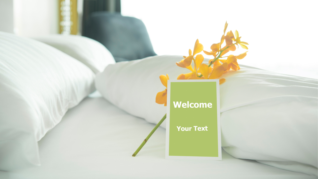 Habitación hotelera acogedora con tarjeta de bienvenida.