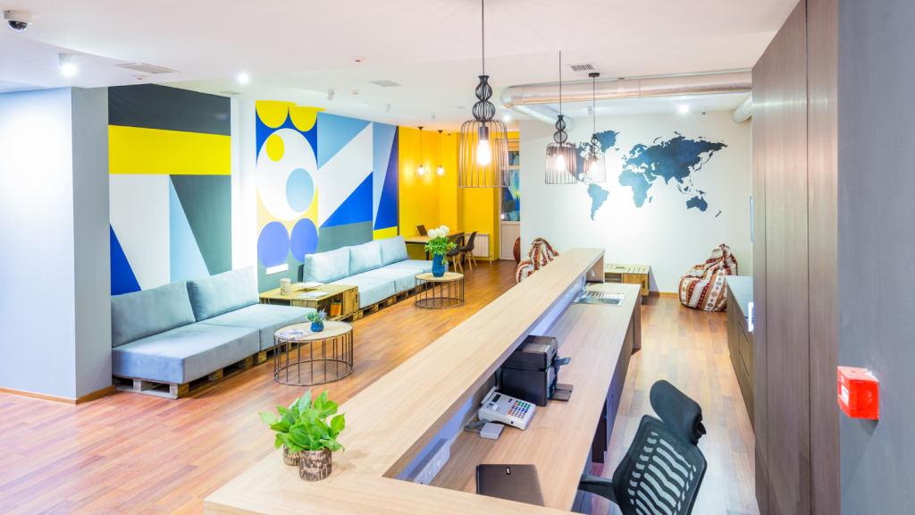 Oficina moderna con decoración colorida y mapa mundial.