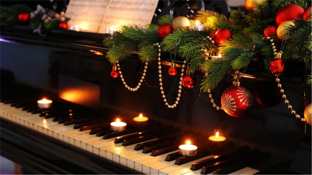 Piano decorado con velas y adornos navideños.