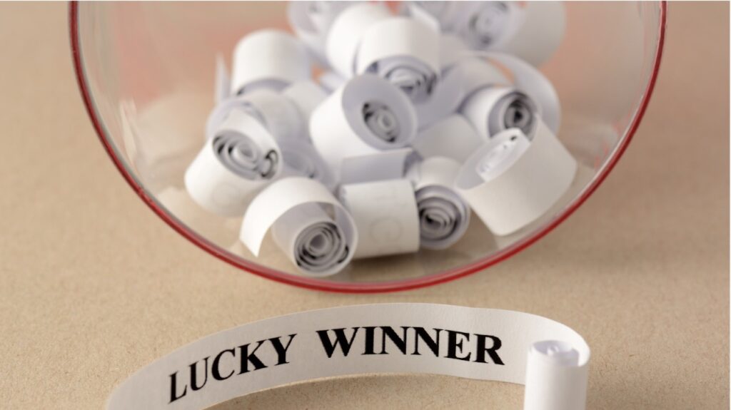 Papel con texto 'Lucky Winner' en un sorteo