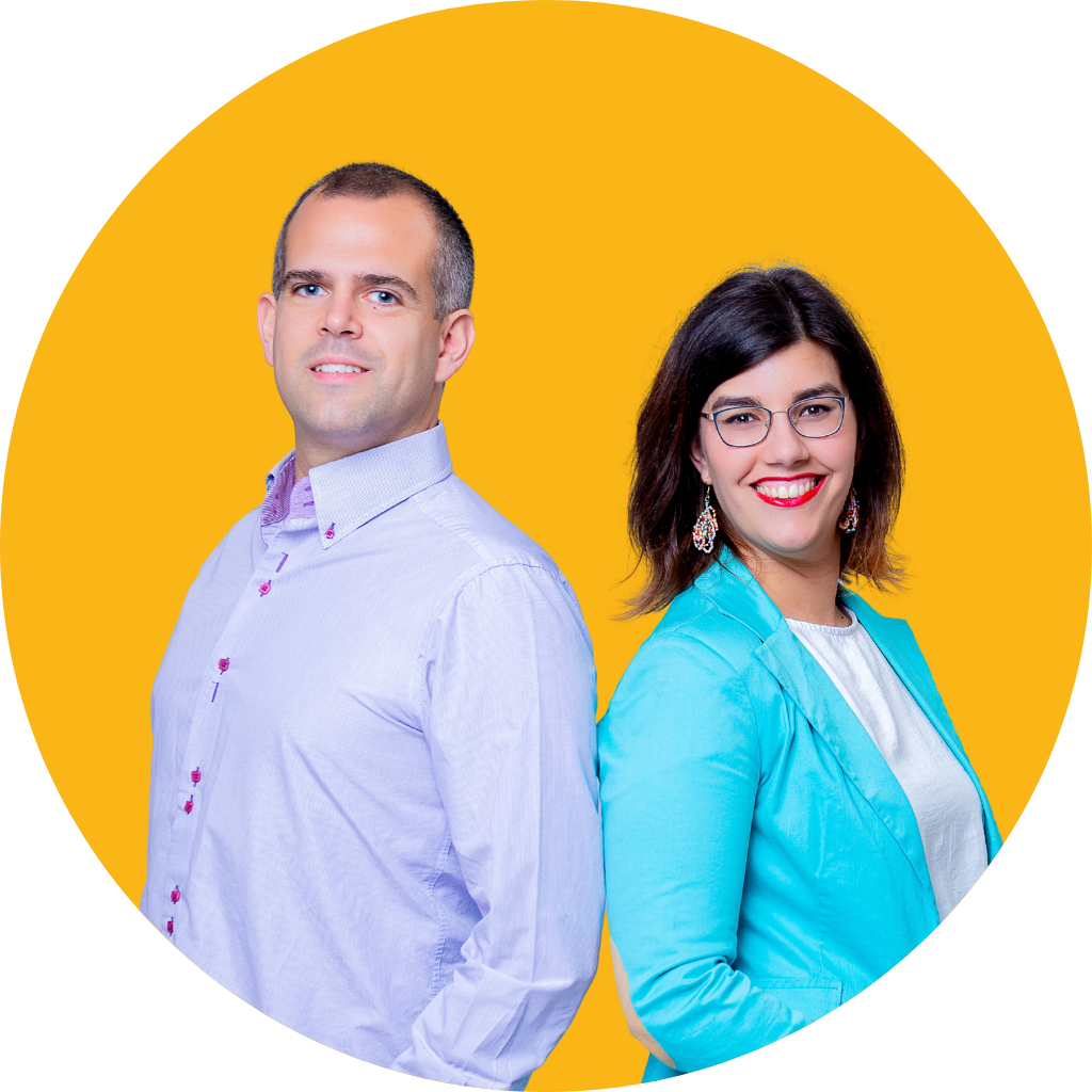 Pareja sonriendo sobre fondo amarillo, profesional y casual.