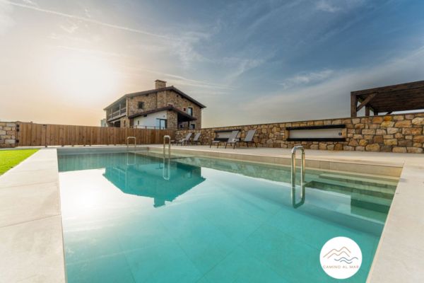 Piscina exterior junto a casa rural de piedra